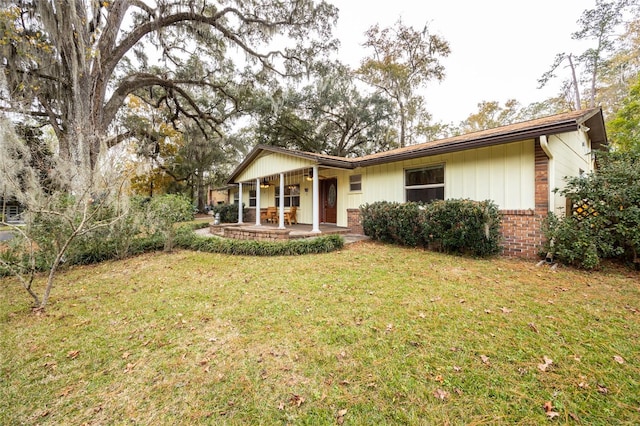 single story home with a front lawn