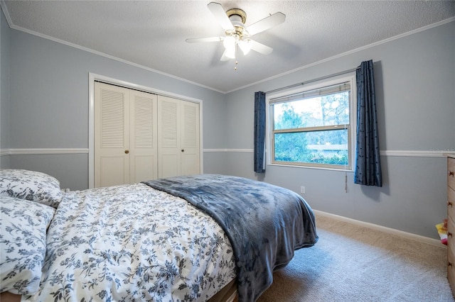 bedroom with ornamental molding, a textured ceiling, ceiling fan, carpet floors, and a closet