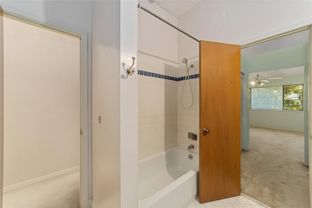 bathroom featuring ceiling fan and tiled shower / bath combo