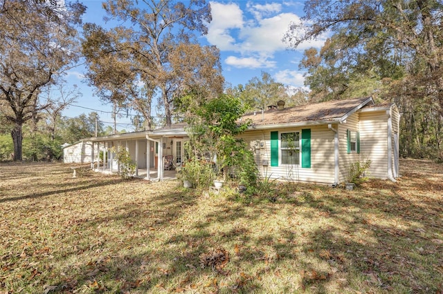 view of front facade featuring a patio and a front yard