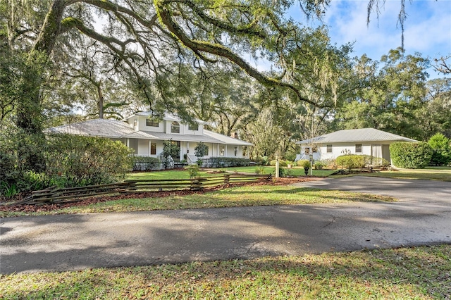 view of front of property featuring a front yard