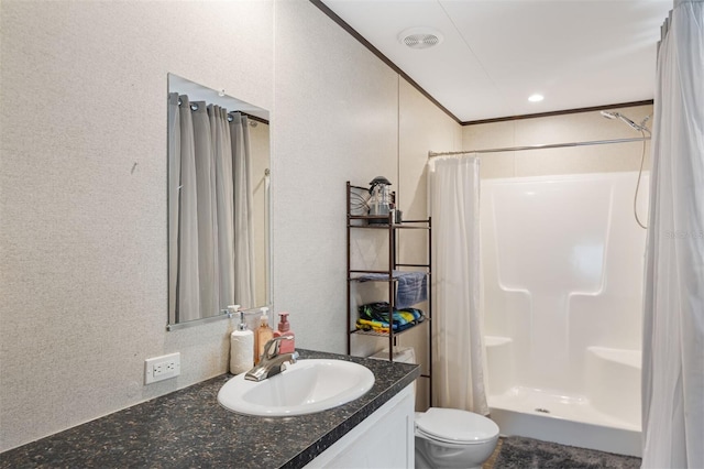 bathroom featuring a shower with shower curtain, vanity, and toilet