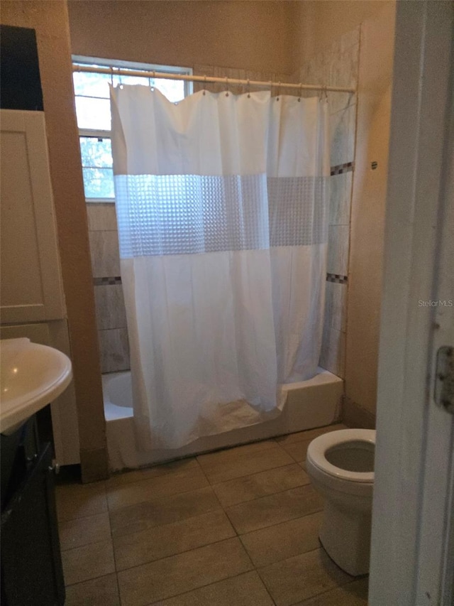 full bathroom featuring tile patterned floors, shower / tub combo with curtain, vanity, and toilet