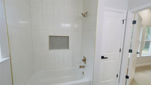 bathroom with tiled shower / bath