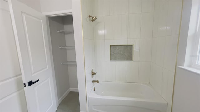 bathroom featuring tiled shower / bath