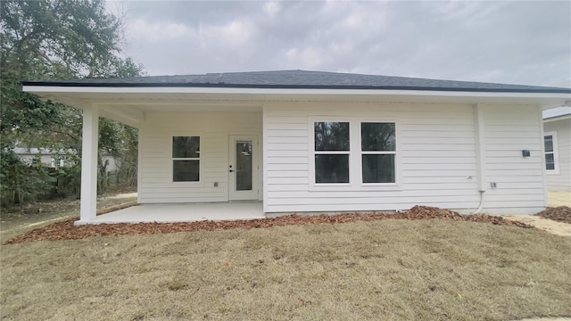 view of front of property featuring a patio and a front lawn