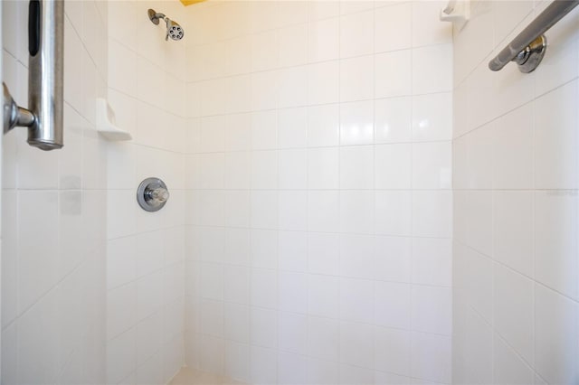 bathroom featuring a tile shower