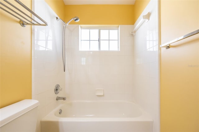 bathroom with tiled shower / bath and toilet