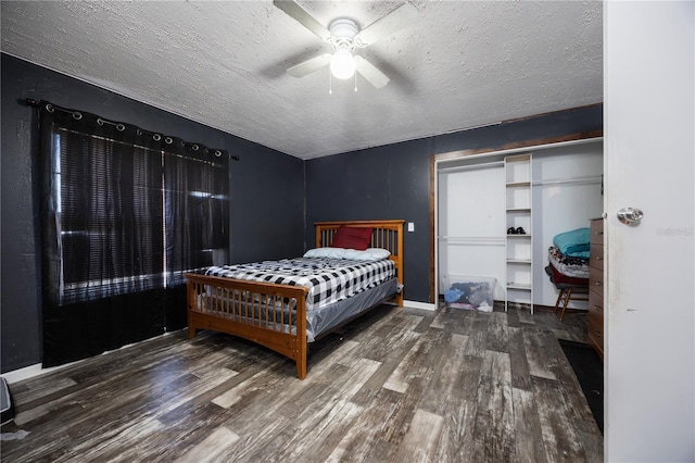 bedroom featuring dark hardwood / wood-style flooring, a textured ceiling, and ceiling fan