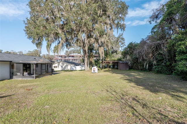 view of yard featuring a shed