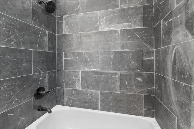 bathroom featuring tiled shower / bath