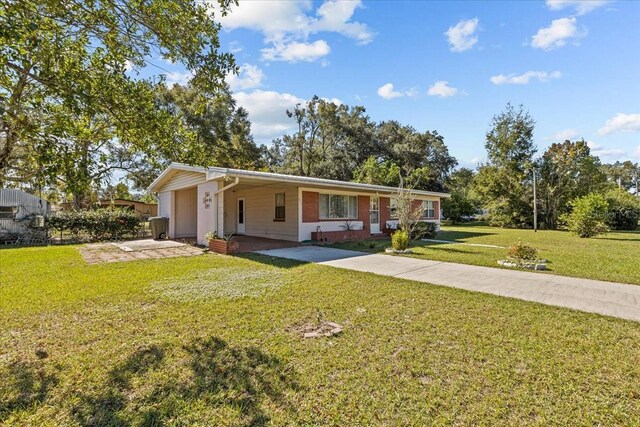 ranch-style home featuring a front lawn