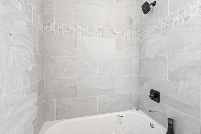 bathroom with tiled shower / bath