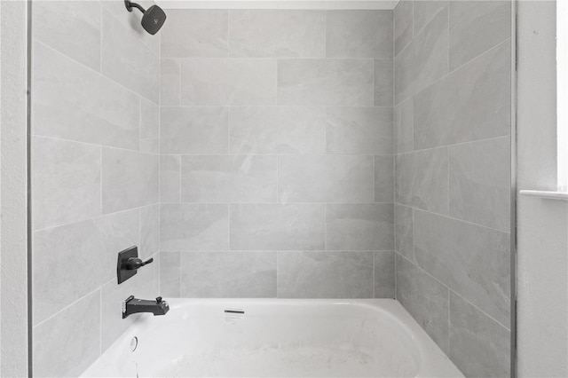 bathroom with tiled shower / bath