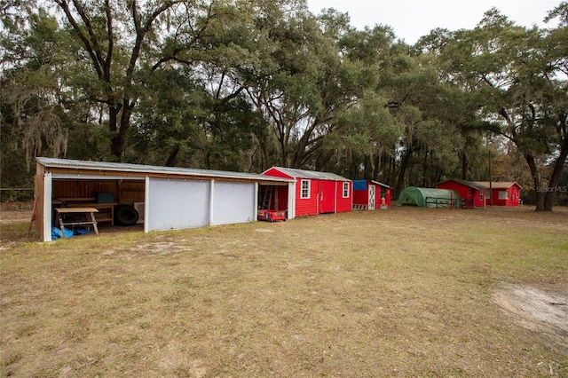 view of yard with a storage shed