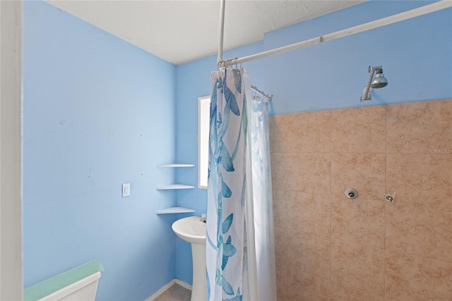 bathroom featuring a shower with shower curtain