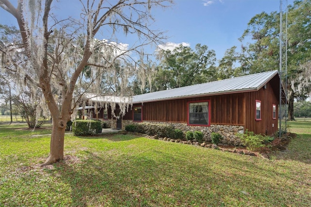 view of front of property with a front yard