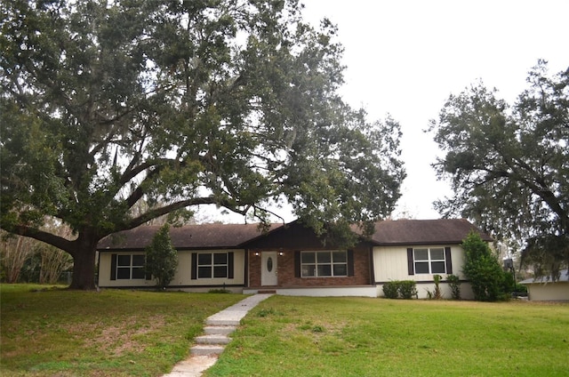 ranch-style house featuring a front yard