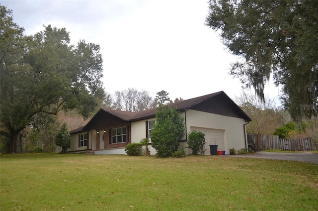 view of front of home featuring a front yard and a garage