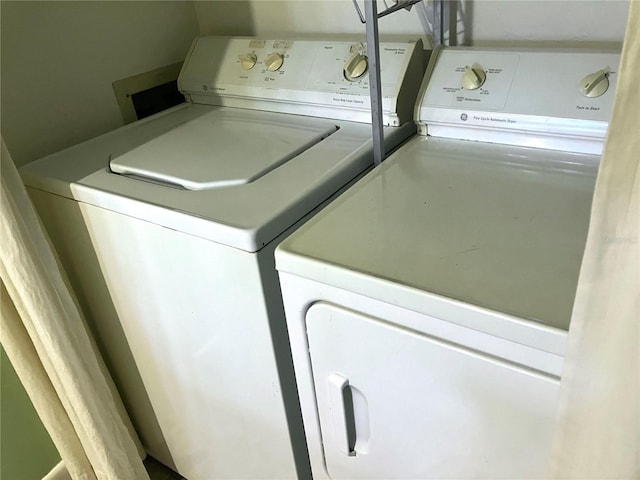 2635 SW 35th Pl Unit 1001, Gainesville, FL 32608 - laundry room with separate washer and dryer