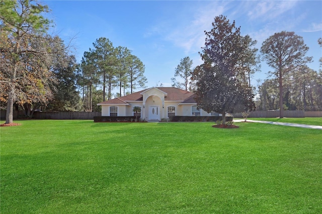 ranch-style house featuring a front yard