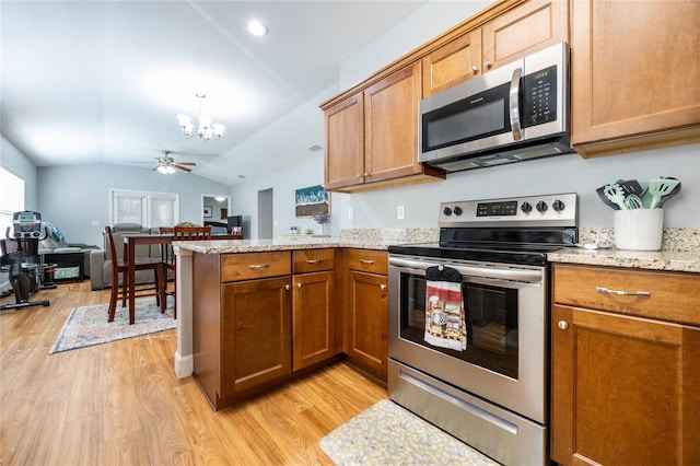 kitchen with kitchen peninsula, light hardwood / wood-style flooring, stainless steel appliances, and ceiling fan with notable chandelier