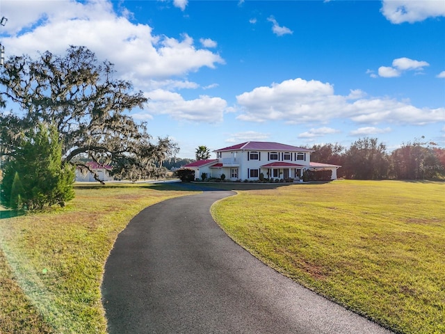 view of front of property featuring a front yard