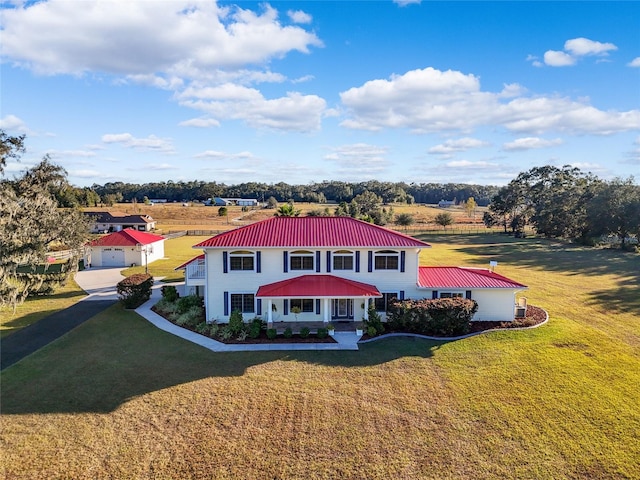 view of front of property featuring a front lawn