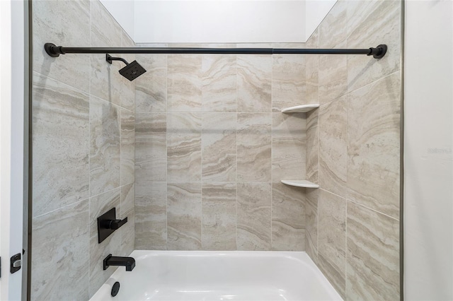 bathroom featuring tiled shower / bath