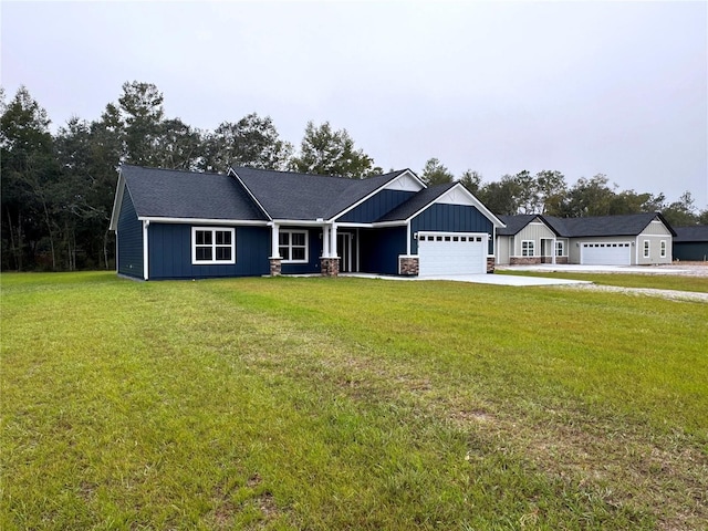 view of front of house featuring a front lawn and a garage