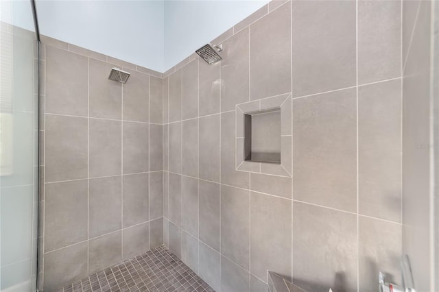 bathroom featuring tiled shower