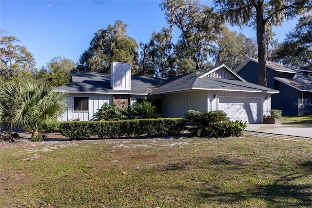 view of front facade with a garage and a front yard