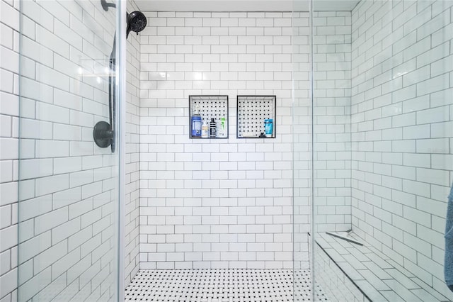 bathroom featuring a tile shower