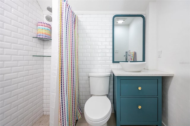 bathroom with a shower with curtain, vanity, and toilet