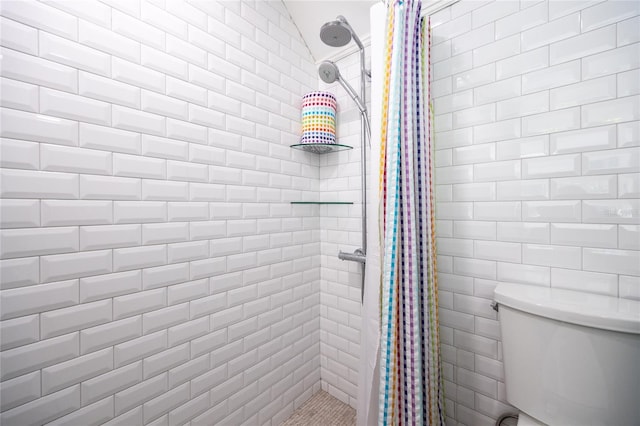 bathroom featuring a shower with shower curtain and toilet