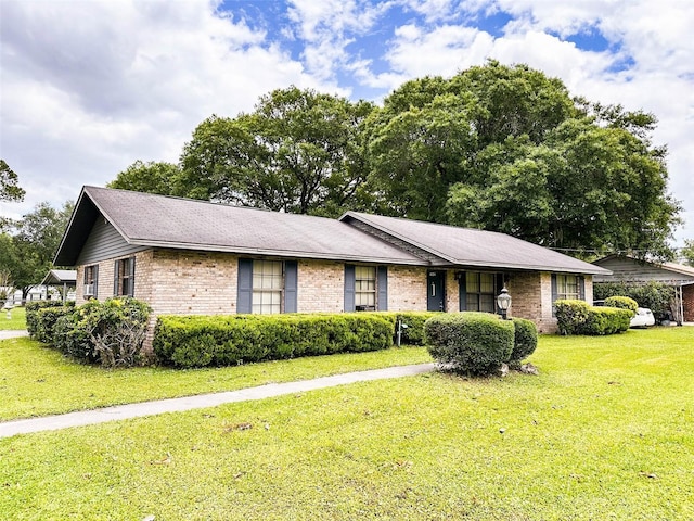 ranch-style house featuring a front yard