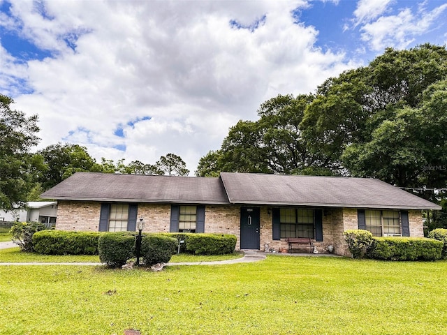 single story home featuring a front lawn