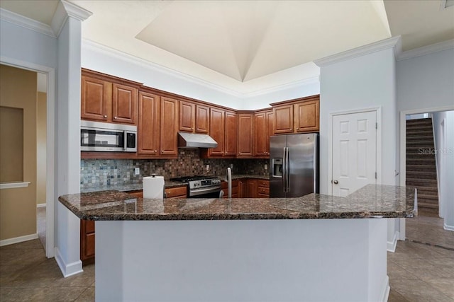 kitchen featuring a spacious island, stainless steel appliances, decorative backsplash, and dark stone countertops