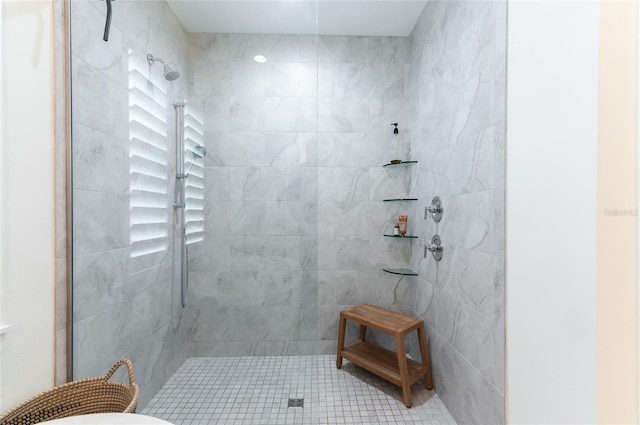 bathroom featuring a tile shower