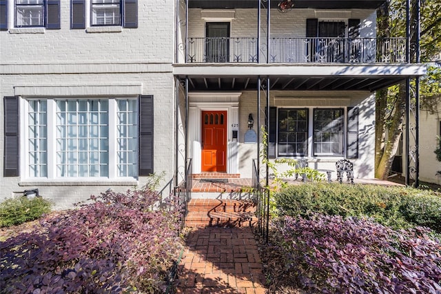 property entrance featuring a balcony