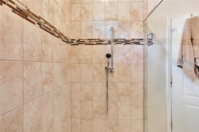 bathroom featuring a tile shower