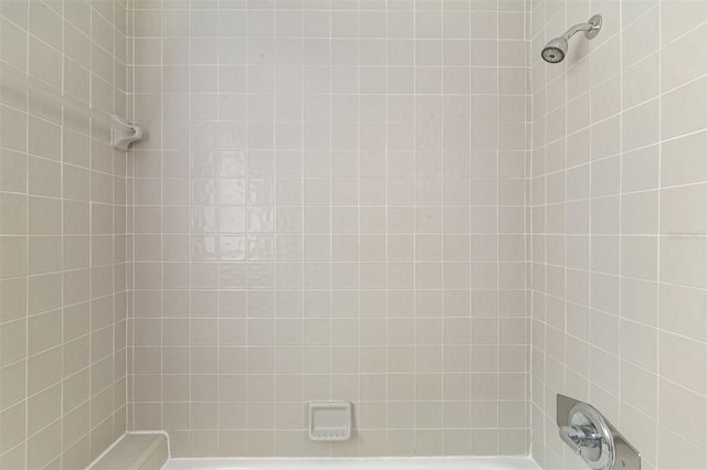 bathroom with tiled shower / bath