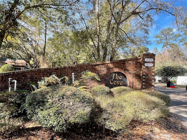 view of community / neighborhood sign