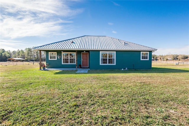 view of front of house featuring a front lawn