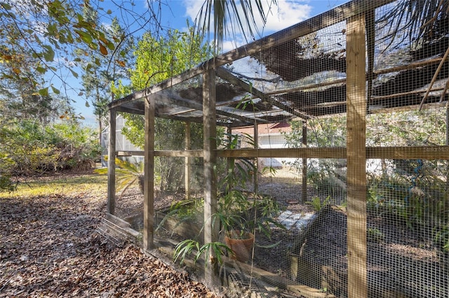 view of yard featuring an outbuilding