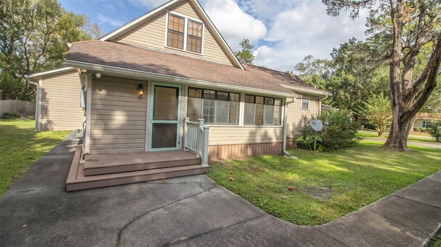 view of front facade featuring a front yard