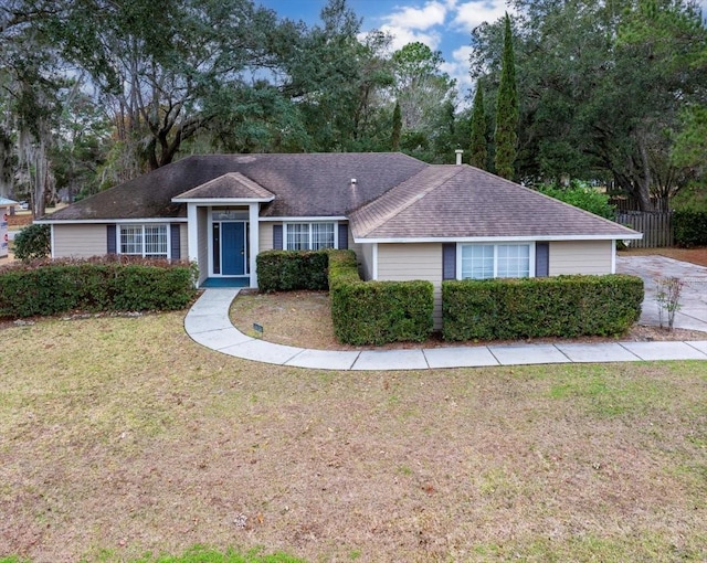 ranch-style house featuring a front lawn