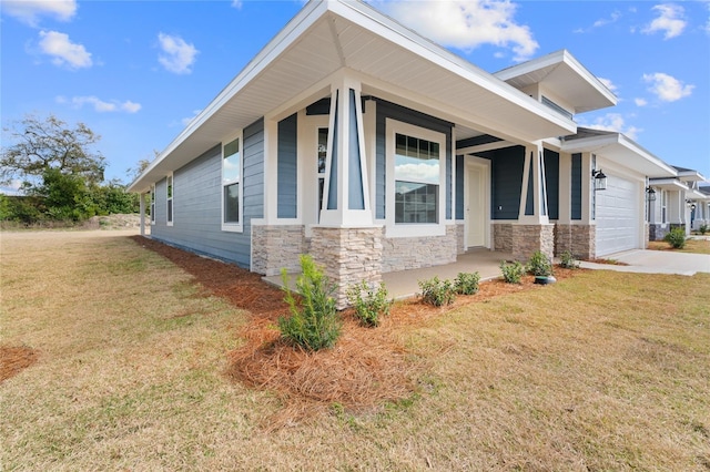 view of front facade featuring a garage and a front lawn