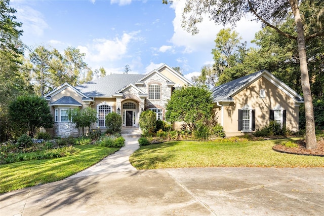 view of front of property featuring a front lawn