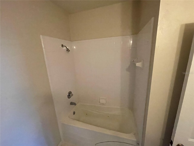 bathroom with tub / shower combination